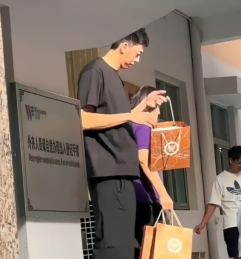 王少杰:在广东打球非常开心，每逢佳节俱乐部都为球员准备了一份礼物，非常有意义。