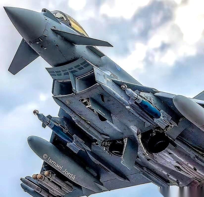 一份全球战机新榜单刷屏了。第一第二，还是老美霸着。雷打不动的F-22“猛禽”，