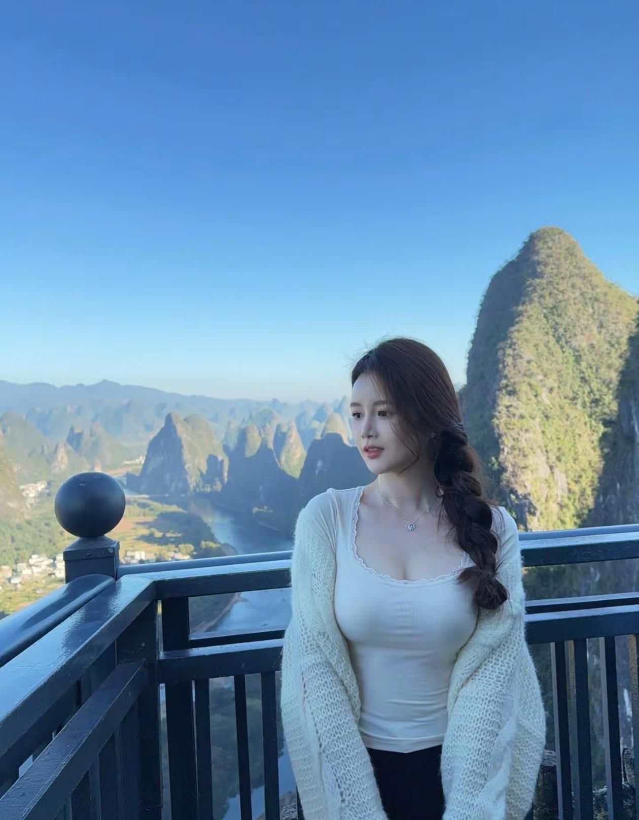 “山川秀丽，人间仙境，与世隔绝的宁静之美。”🌄🏞️