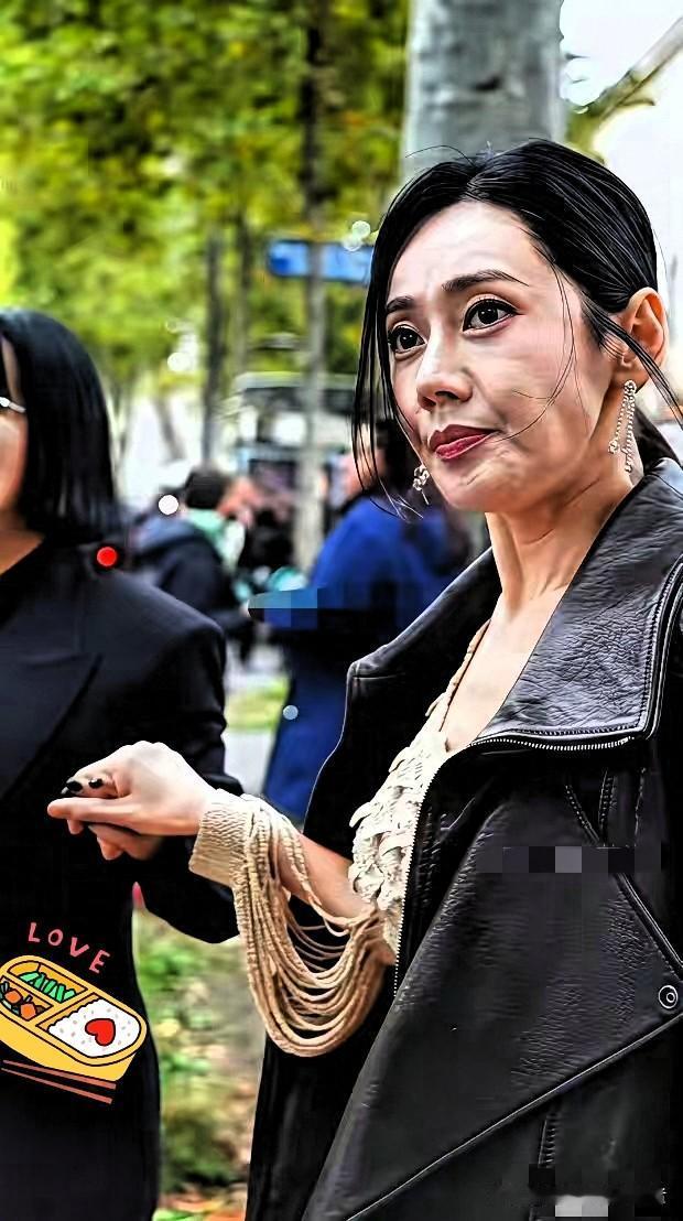46岁的秋瓷炫，彻底撕下了中年女人的“遮羞布”。飞机延误四小时，她刷爆丈夫的