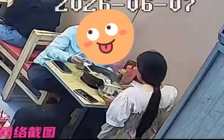 河北承德有两位女生在当地一家米粉店里吃米线，一碗十六元的大份米线还两个人一起吃，