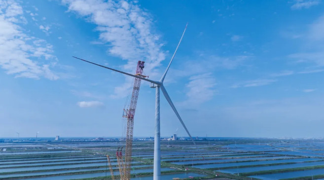 【全球最大：我国26兆瓦级海上风电机组成功吊装】8月29日消息，据“东方电气”官