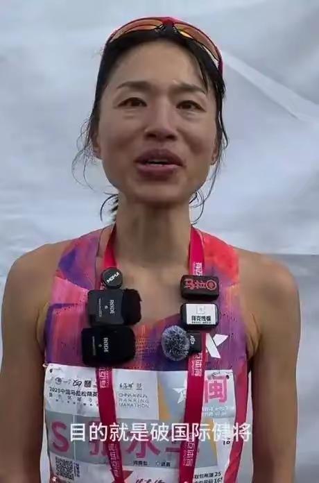 张水华常州马拉松，她跑出2小时30分38秒，破纪录夺冠。张水华因为常州马拉松的
