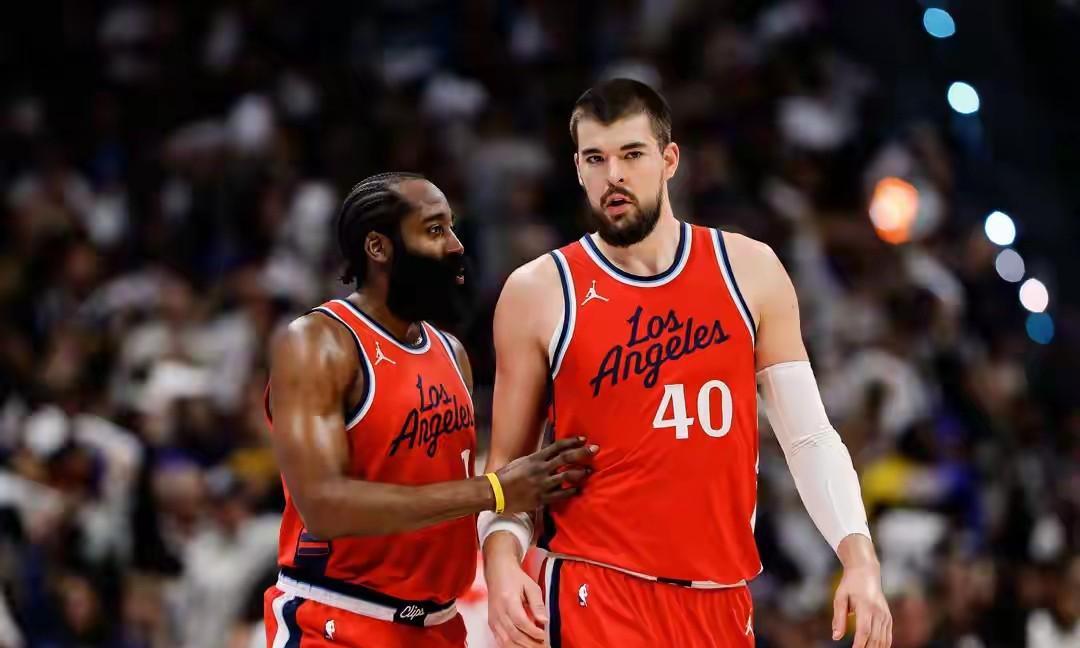 说大洛又老又慢，但是这两场首发他跳球都赢了，反观祖巴茨….祖巴茨这季赛跳球印象