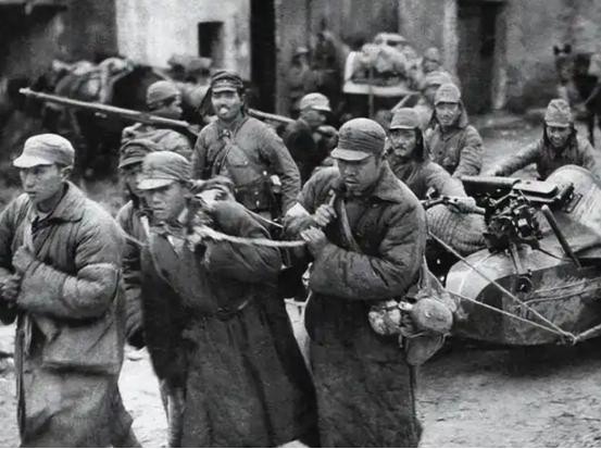 1949年，十个特务活埋了四十多个共产党，本以为自己立了大功。谁知，侧门突然闪进