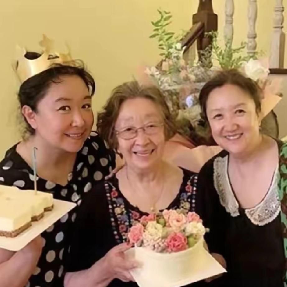 珠海几十万的房子，彭奶奶住了二十多年，房子不大，阳台种花，客厅有老式钢琴，装修