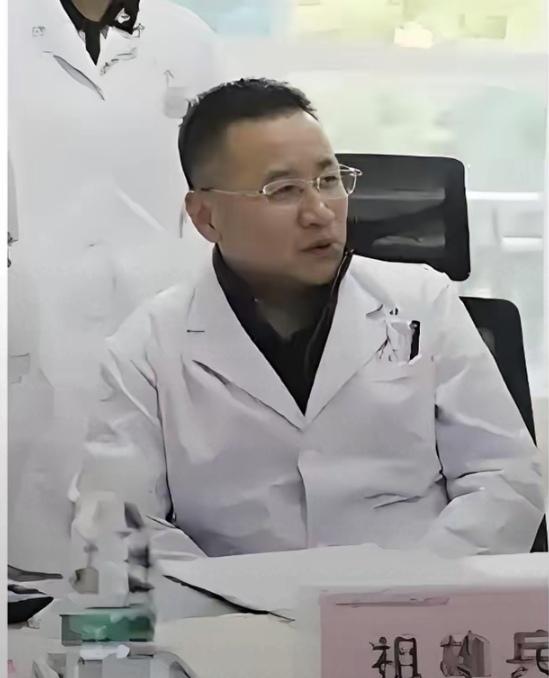 这么年轻就是省医院副院长了，而且还是泌尿外科的学科带头人，人长得也帅！这样的男人