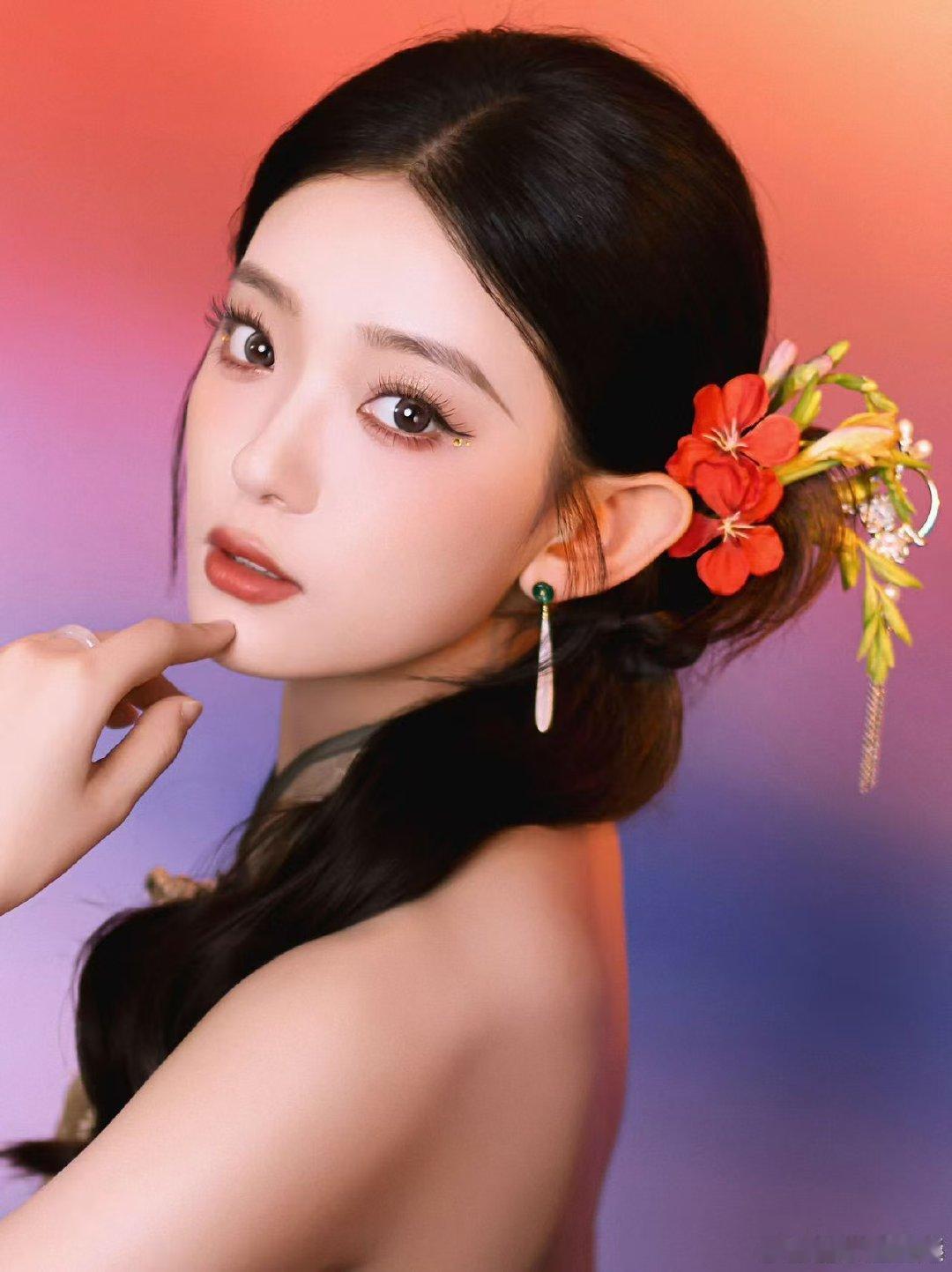 旗袍穿在她身上，就像为她量身定做的～清冷气质+东方韵味，美到犯规