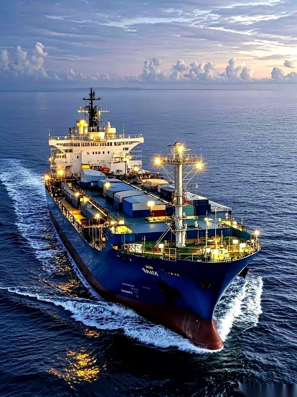 朋友圈里刷到个视频，给我看沉默了。一边是咱们这儿，满大街的圣诞树、平安果，热闹