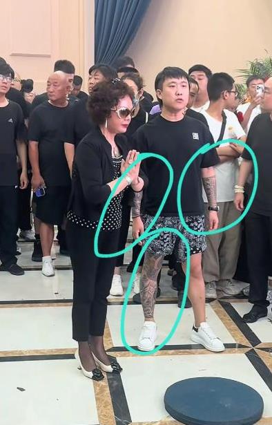 纹身+大短裤抢镜杨少华葬礼！这俩小伙身份穿帮，杨少华老爷子葬礼上，槽点真是一波接