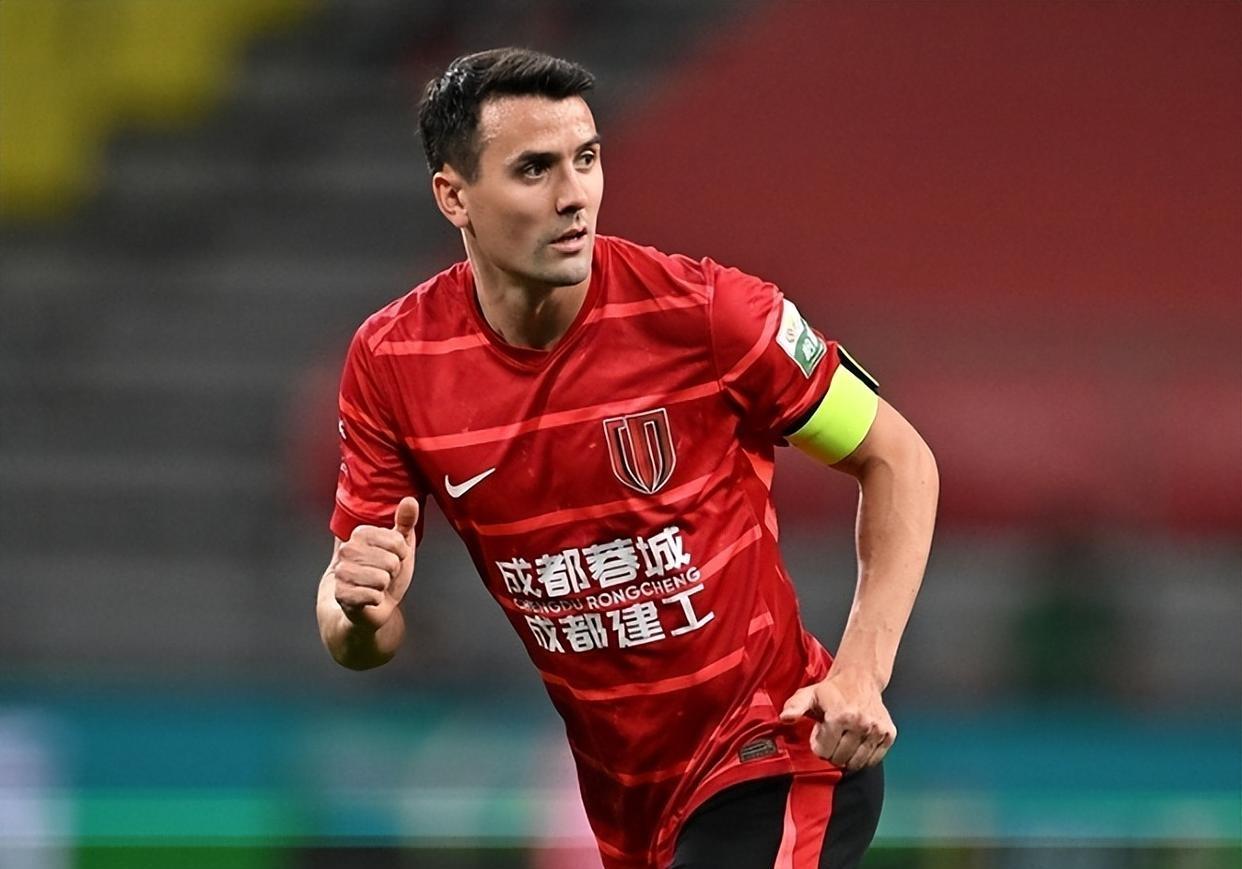 媒体爆料海港想要蓉城队长周定洋有段时间了!应该说周定洋的全面技术是吸引海港的最大