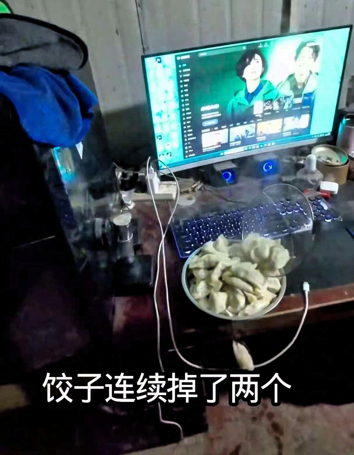 河南一家人，晚上饺子煮好后往盘子里盛的时候，连续掉了2个，妻子随口提醒，他便想到