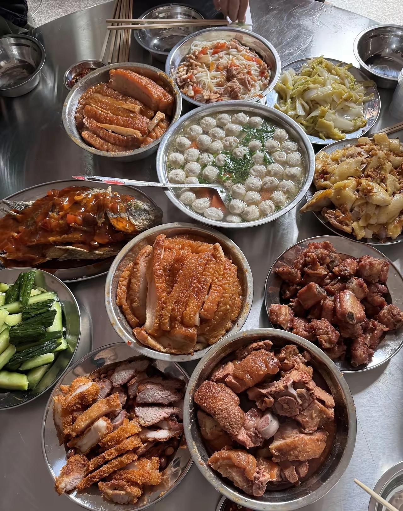 [呲牙笑]其实蛮想去吃广西扣肉的，吃广西酒席的。广西的酒席和我们广东的酒席差不多