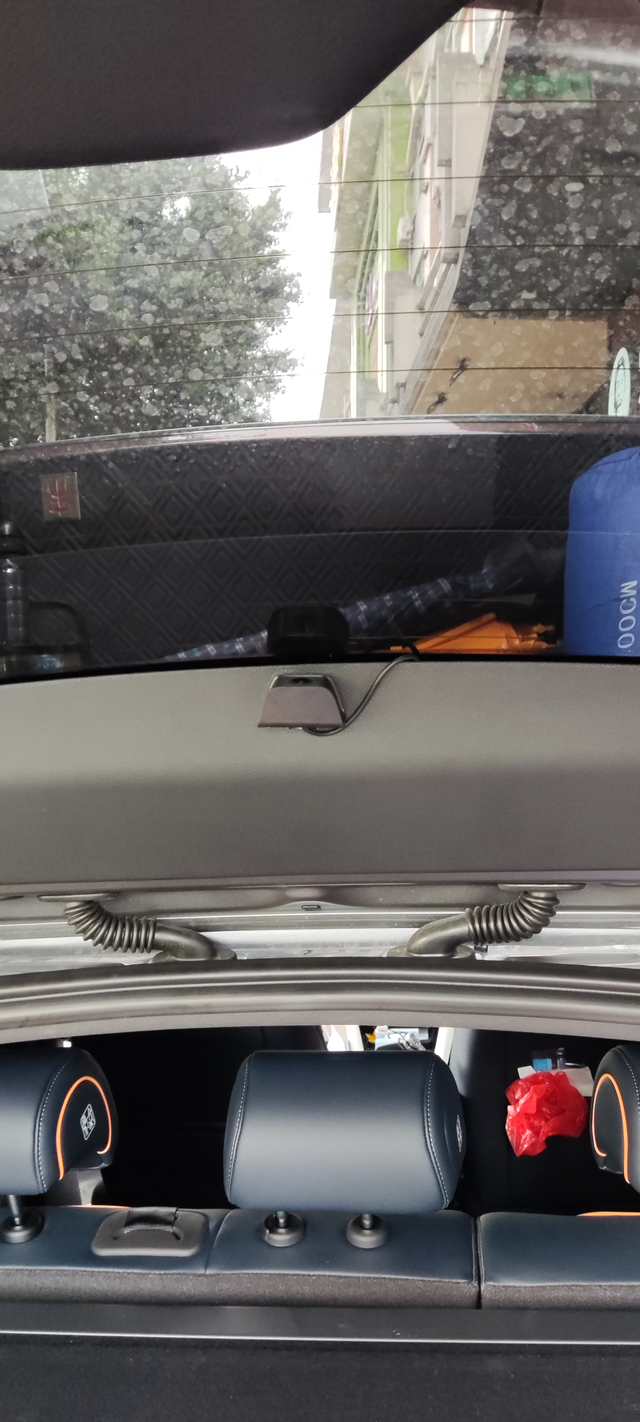 安装流媒体后视镜今天去装了一个流媒体后视镜，看有些车友后摄像头可以安装到扰流板