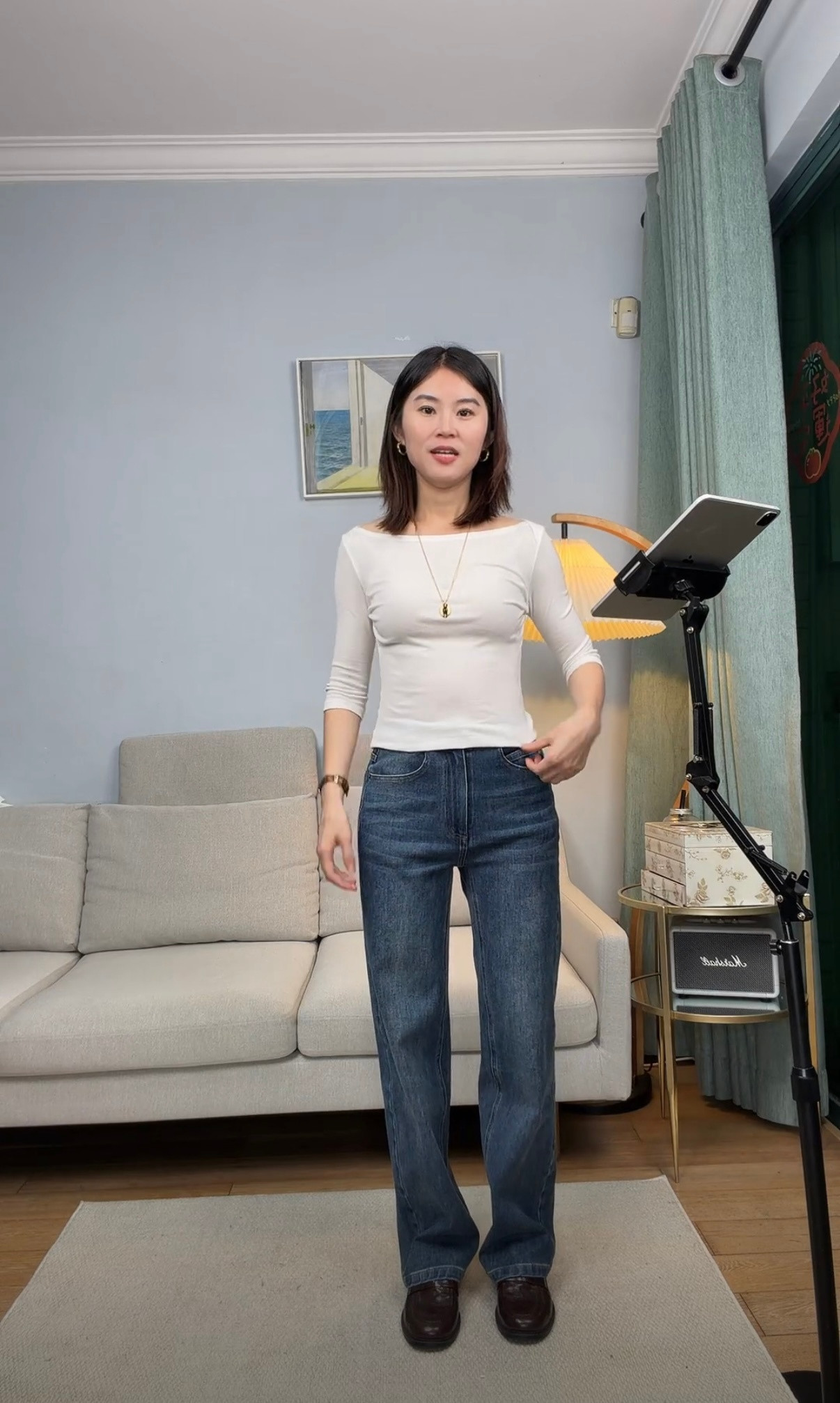 这条牛仔裤昨天好评度很高哦，亚娟直播的时候就立马下单了，打算出去玩穿，她找这种款很久了，一直没试到合