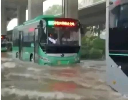 近日，河南84路公交车上，一个小女孩坐在车上，浑身上下湿漉漉的，公交车司机蒋尔行