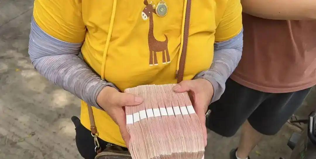 “离了个大谱！”2025年9月，广东深圳，一六旬老人从老家带来10万现金给肾衰竭