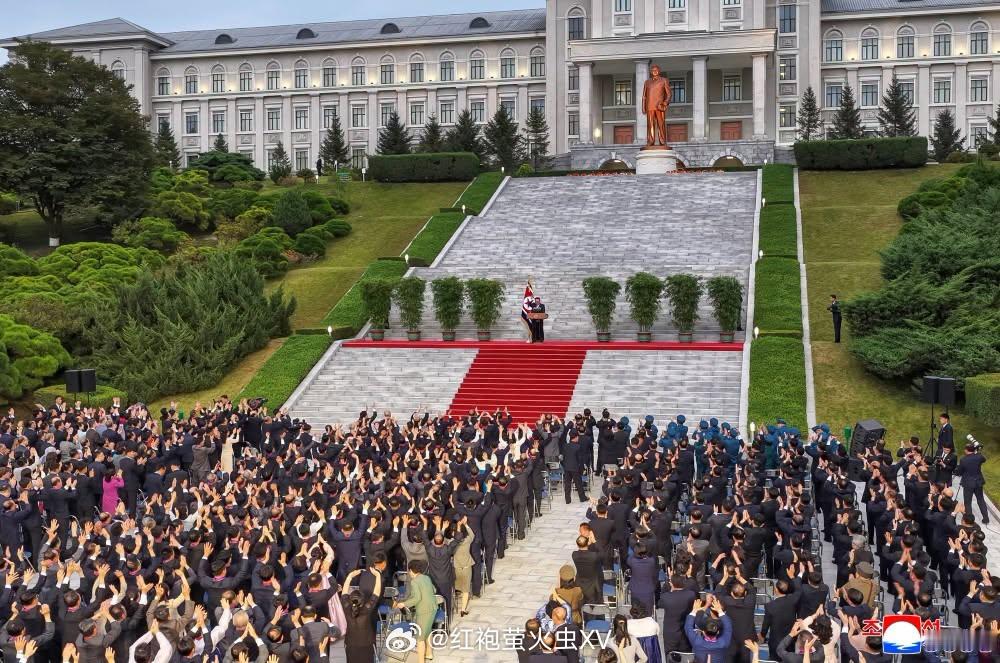东北亚金正恩访问金日成综合大学，祝贺建校80周年。朝鲜官媒称，“全体教职员和学