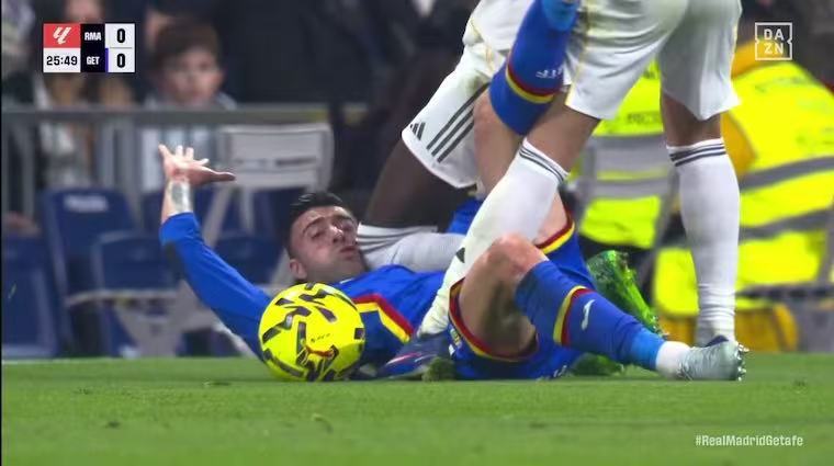 赫塔费可以说是皇马最忠诚的小弟了，每赛季踢巴萨都下脏脚，遇到皇马就按时上贡的那种