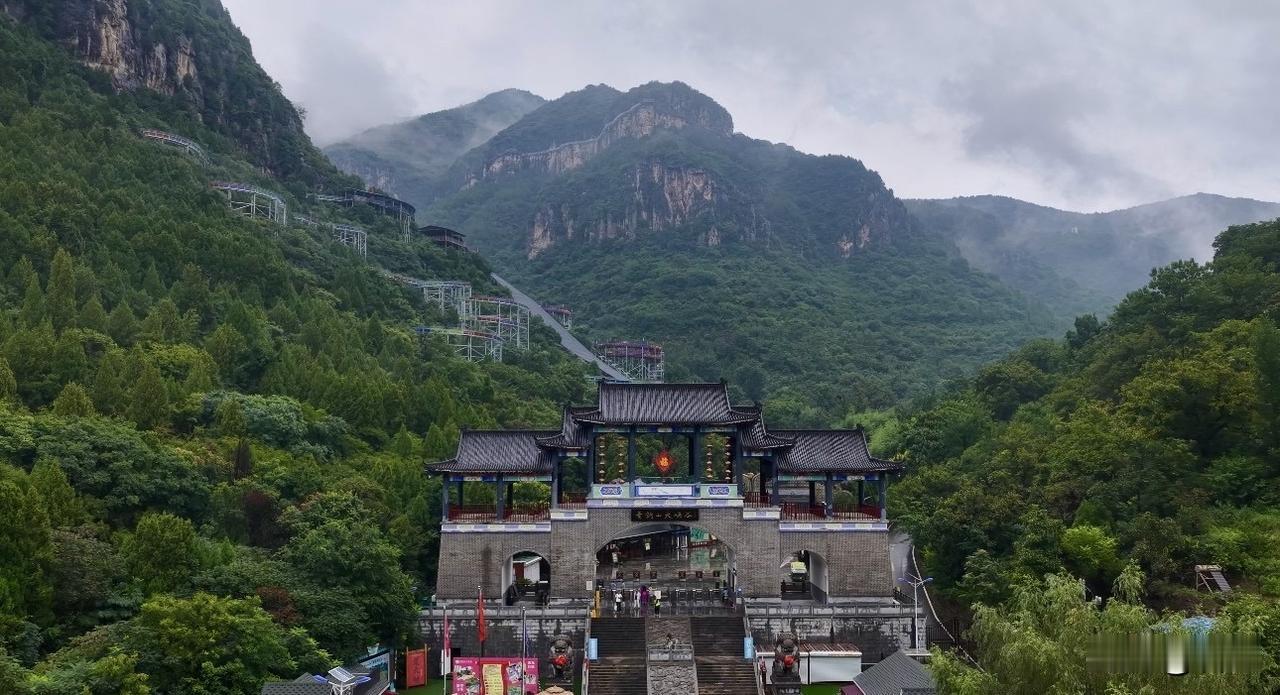 几场山雨过后，尘埃尽被雨水涤荡，青铜山大峡谷褪去盛夏燥热，焕发出洗尽铅华的清灵姿
