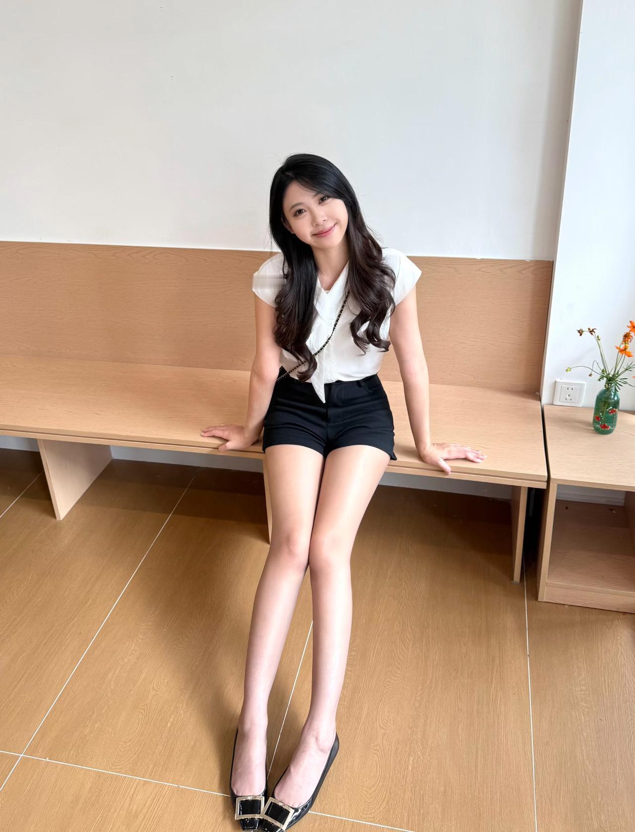 是肉色的好看？还是黑色的好看？如何看待女生穿丝袜看看气质女神的穿着搭配吧