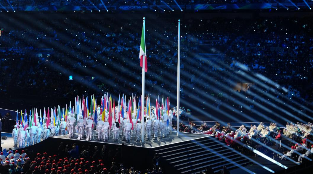 刚打开电视，正巧撞上米兰冬奥会开幕式重播，差点以为自己信号串台了，运动员入场明明