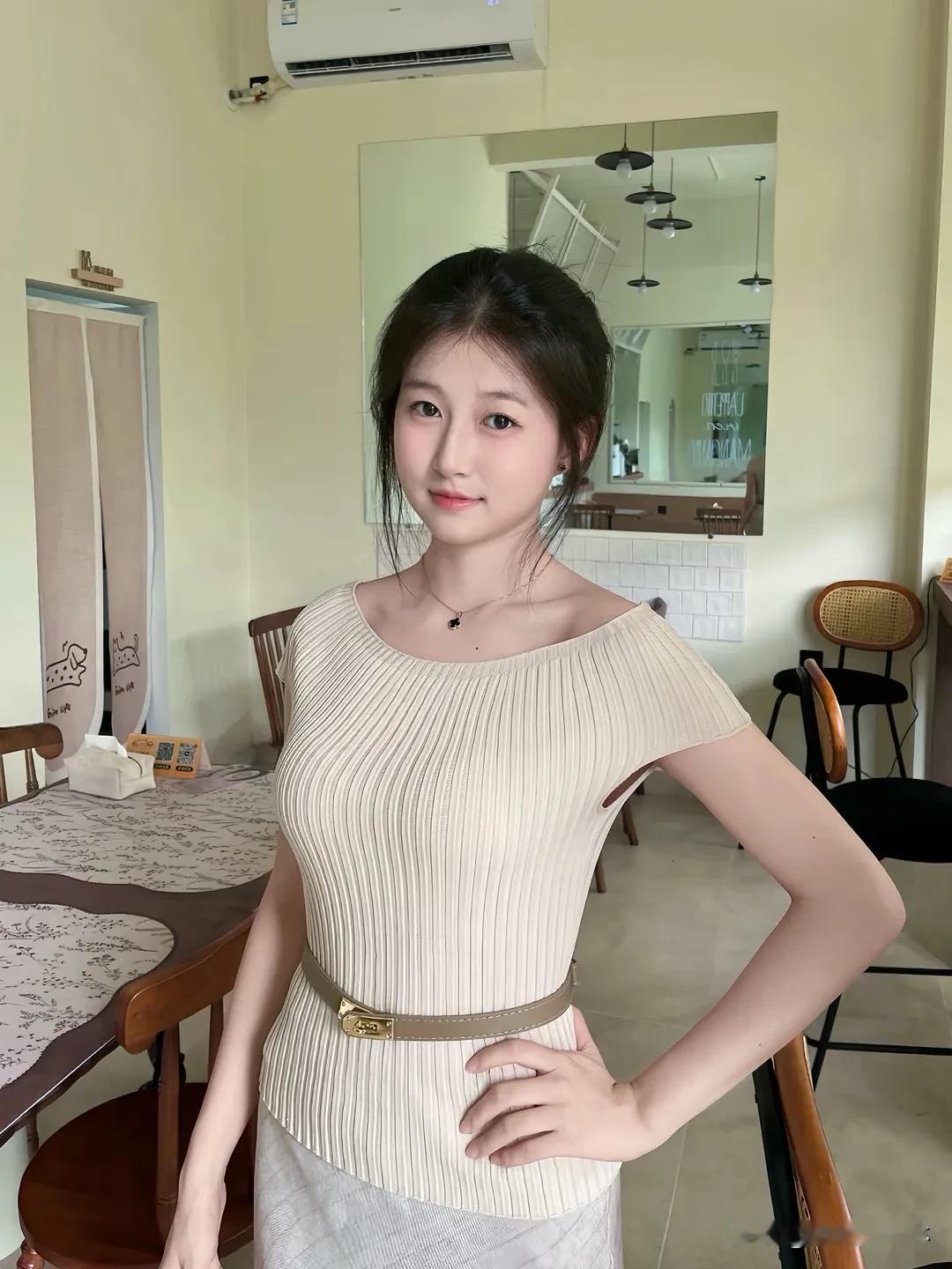 每天早起两小时，只为镜子里的惊艳。粉底遮瑕，眼线飞扬，每一步都是自信的