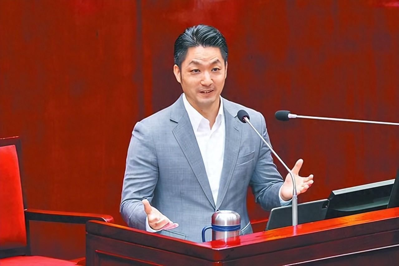 台前“行政院政委”张景森分析台北市选情坦言“蒋万安昨天晚上应该睡不着”。张景森表