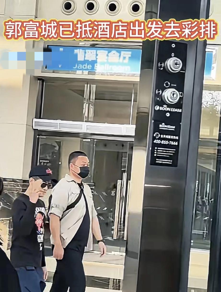 郭富城一到广州就去彩排了，又瘦又矮，还又唱又跳，真的好辛苦!3月6日下午，郭