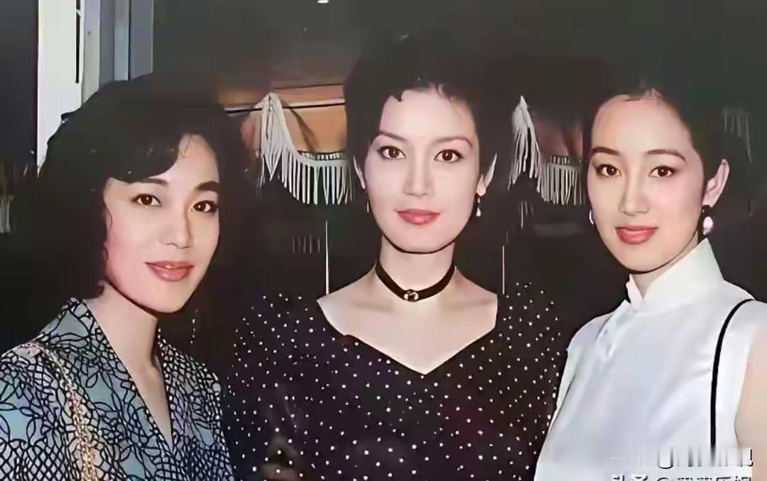 仔细看，那时的潘虹细眉飞扬，明眸善睐，妥妥的c位。右边是秀韵多姿的巩俐，而左一