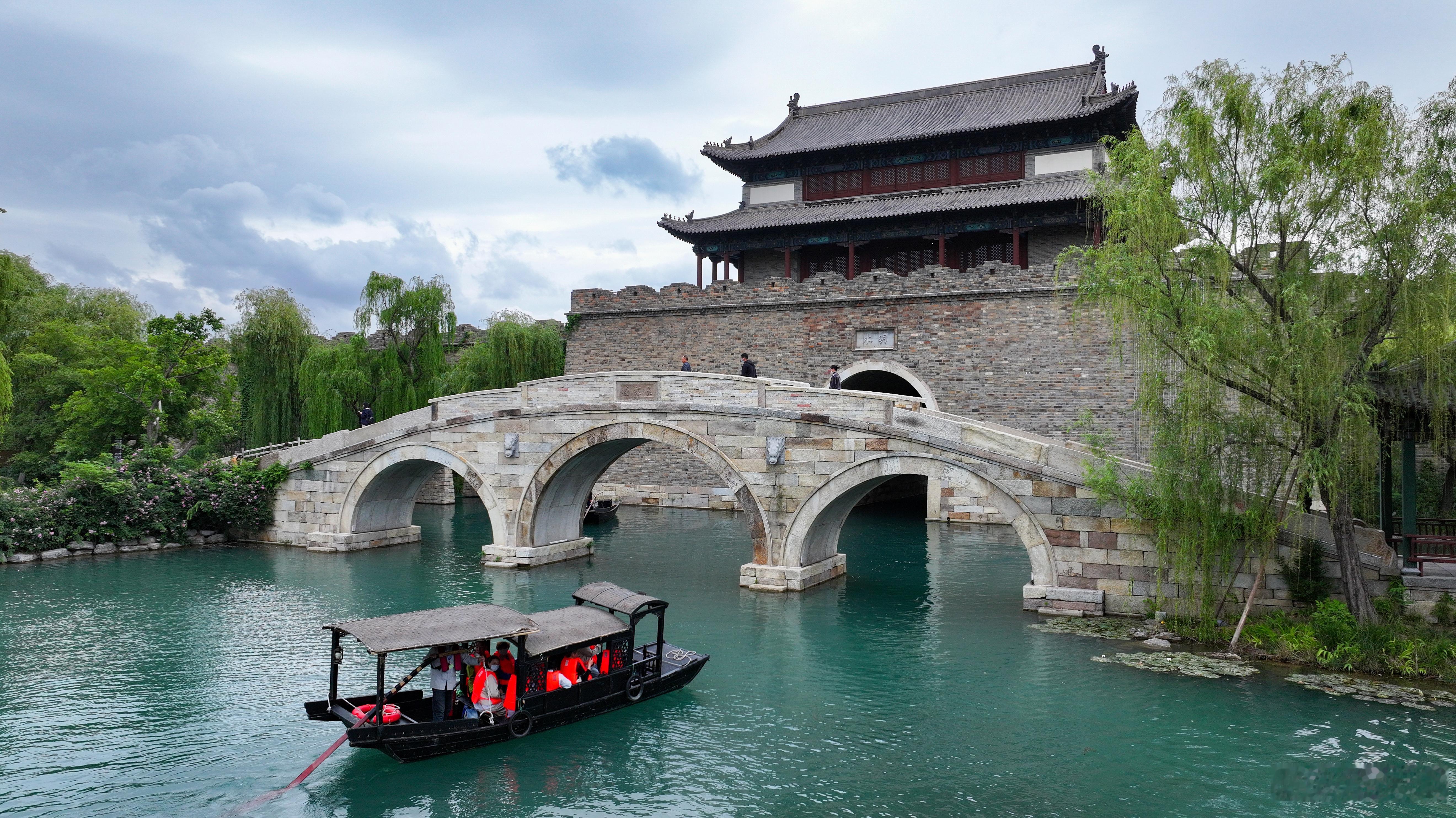 泉城初夏，邂逅诗意与欢乐。“连雨不知春去，一晴方觉夏深。”春末夏初，我踏入了济