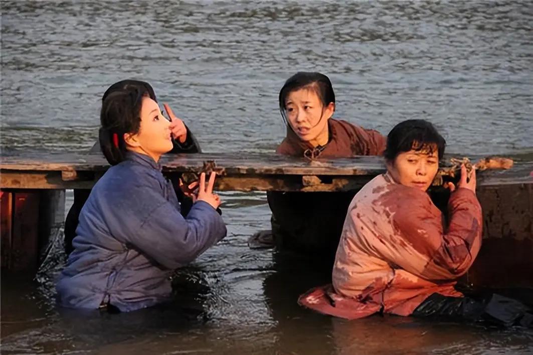 1947年5月，孟良崮战役打响。紧急关头，沂南县马牧池村妇救会会长李桂芳接到任务