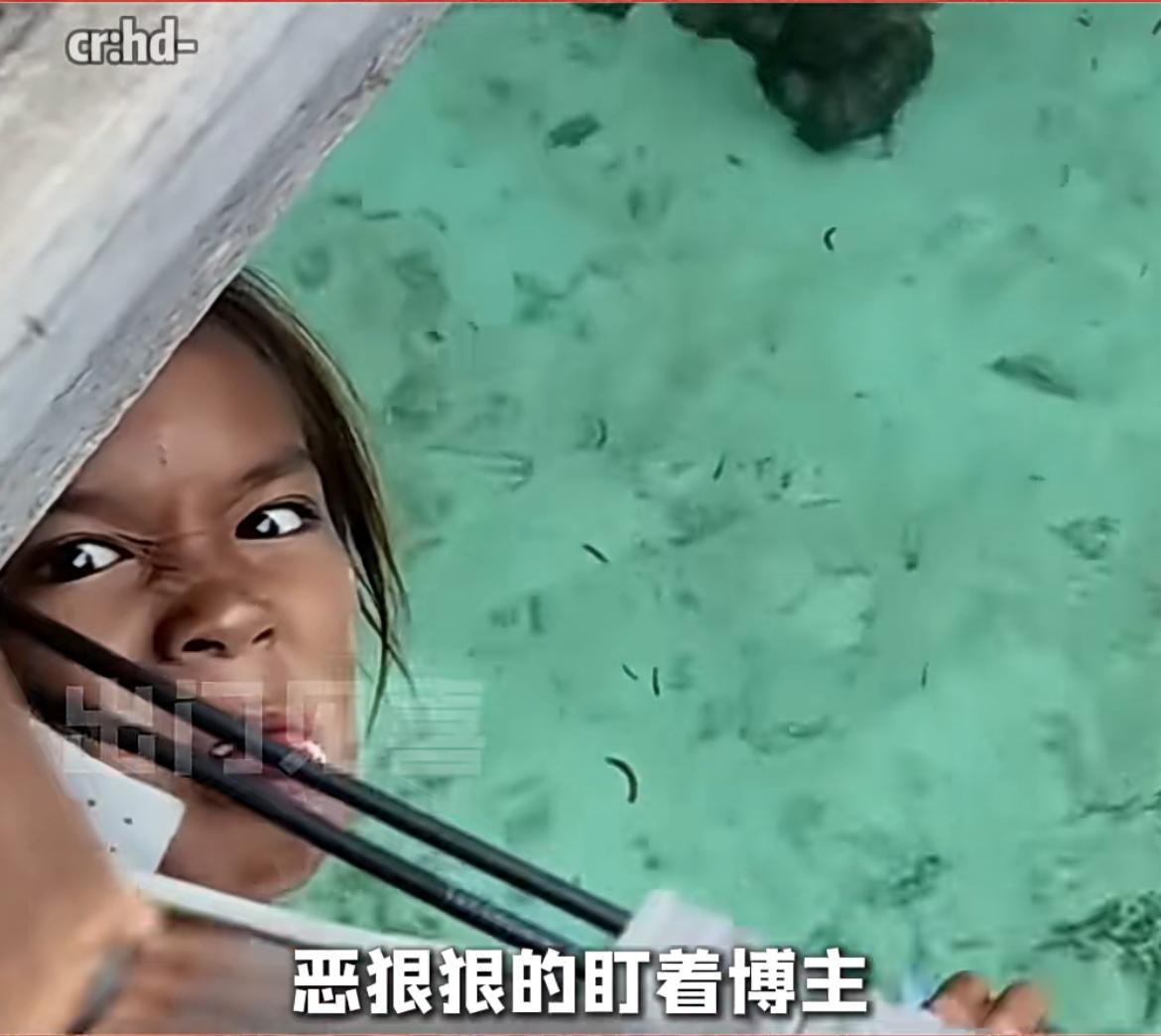 中国游客在仙本那看小孩可怜，便买了她的椰子，刚开始说一个2马币，等到给钱的时候，