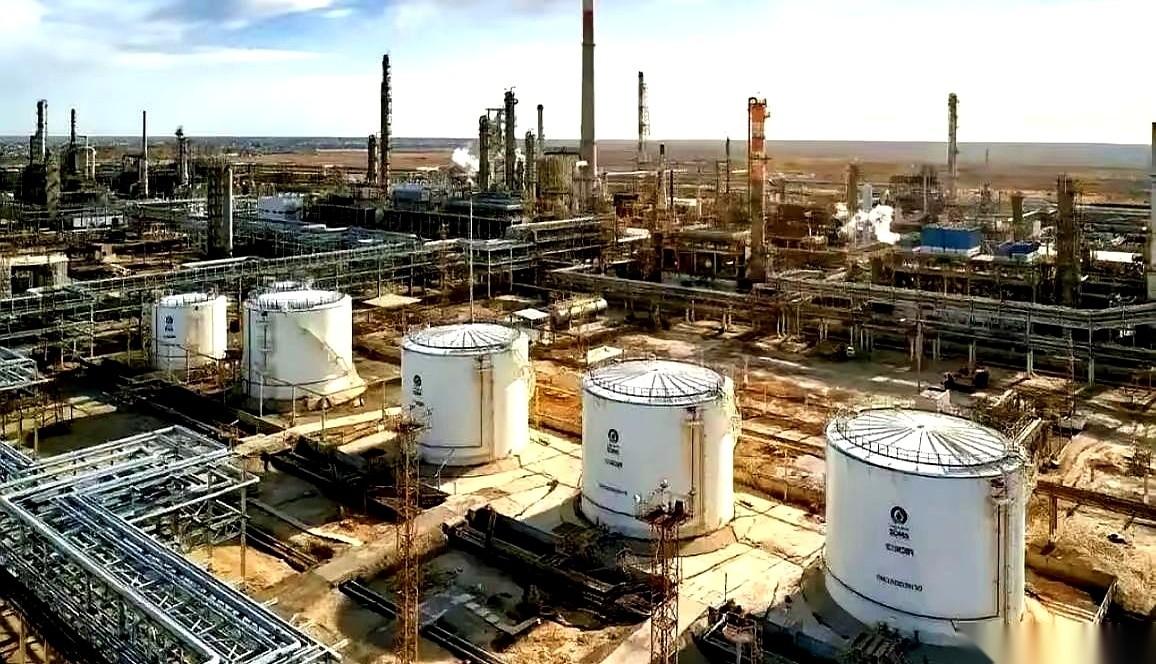 哈萨克斯坦的石油，有个毛病。家门口就是全世界最大的买家——中国，但它偏要把八成的