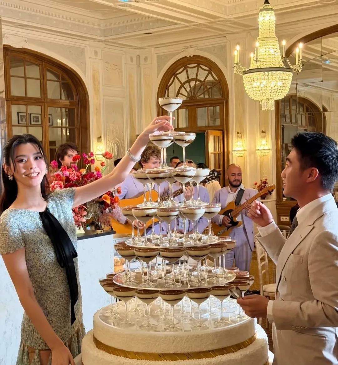 何猷君icon奚梦瑶icon提前招待来宾，致辞欢迎！她儿子站着，都超过了她的腰线
