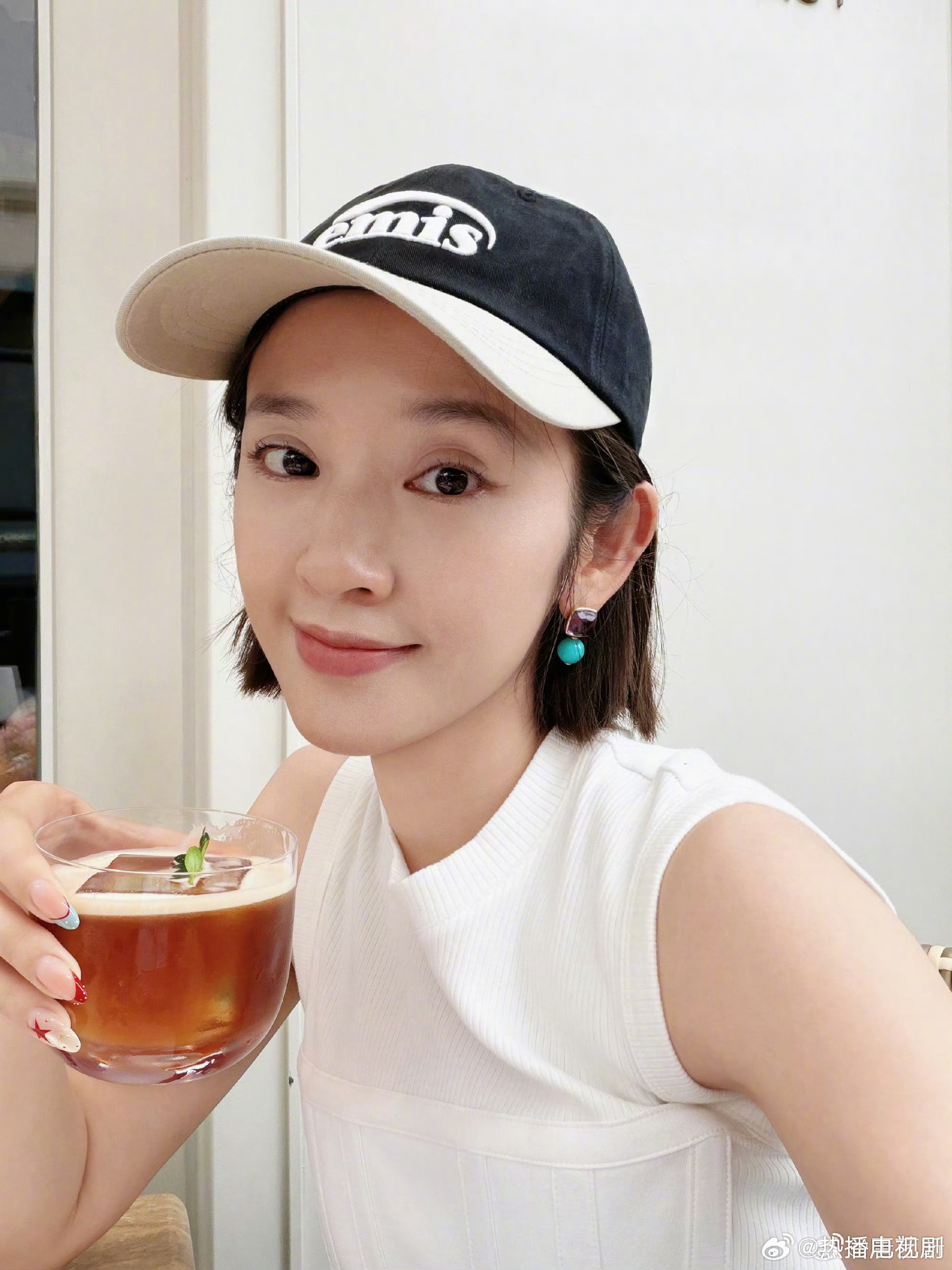 唐艺昕 好喜欢唐艺昕分享生活的状态，悠闲探店品尝各式美味，甜品精致、石锅菜色泽诱