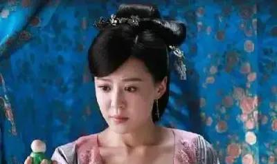 朱氏和丈夫成婚后感情甚笃，后来丈夫娶了小妾，样貌身形皆不如朱氏，可丈夫却越发疏远