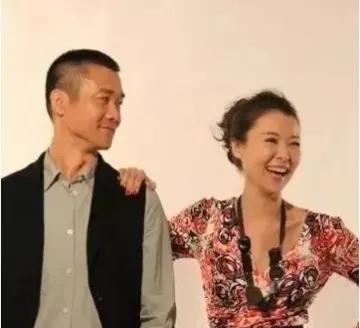 黄志忠、柯蓝，曾经相恋但没有结婚。黄志忠为了柯蓝，和妻子何音离婚，和柯蓝相恋几年