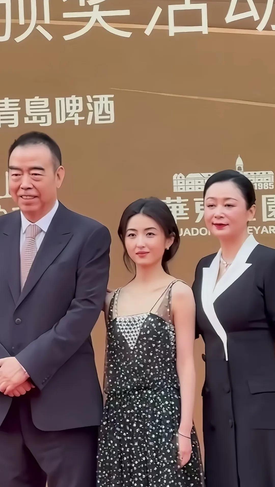 女人真的不抗老啊！陈导好像比陈红大很多吧可是照片怎么看起来却像同龄人