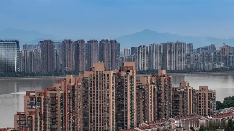 10月杭州二手房市场情况有点复杂。杭州我爱我家数据显示，市区（含富阳、临安）成交