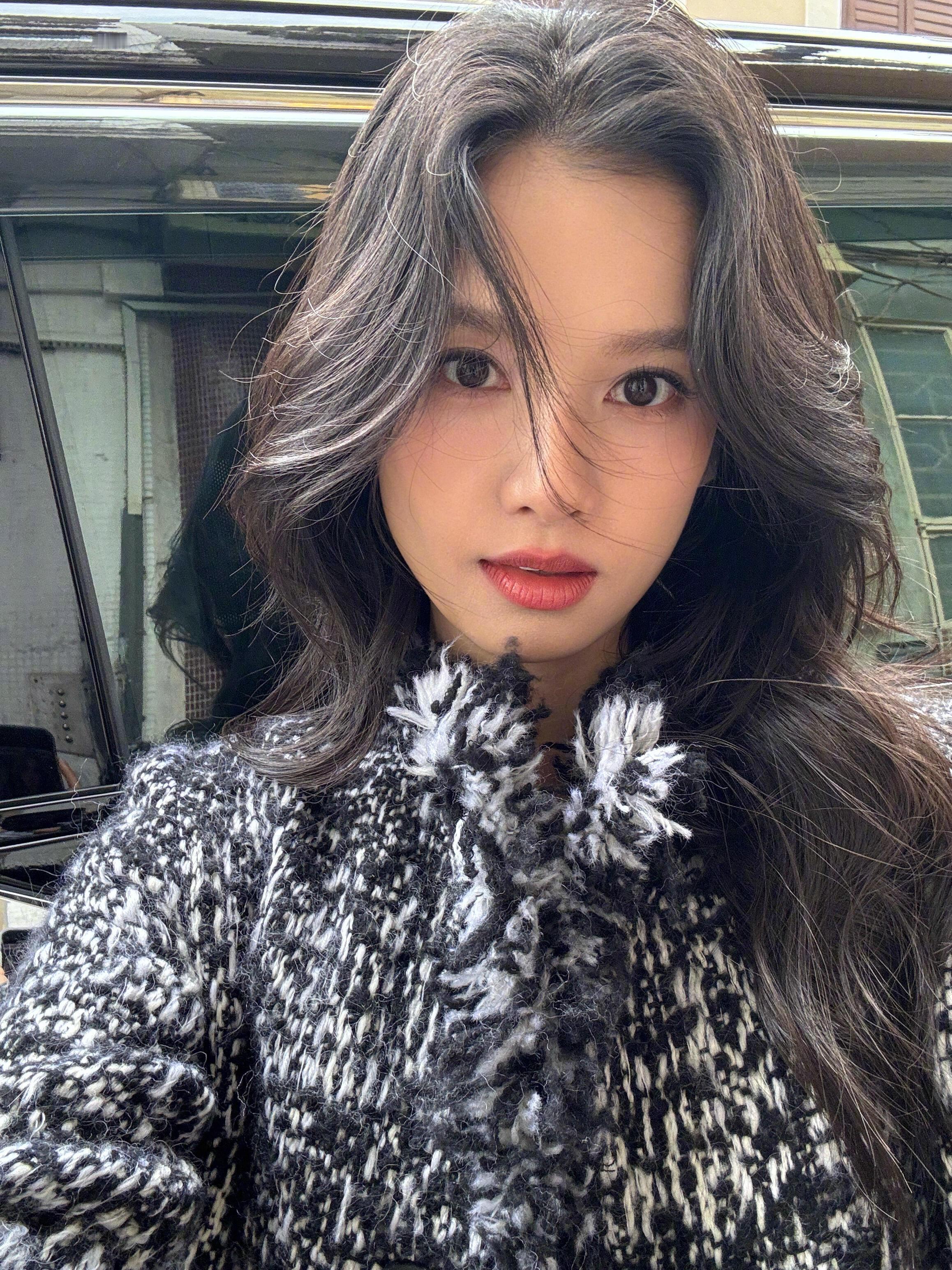 张婧仪原相机直出的美貌许愿我下辈子长这样