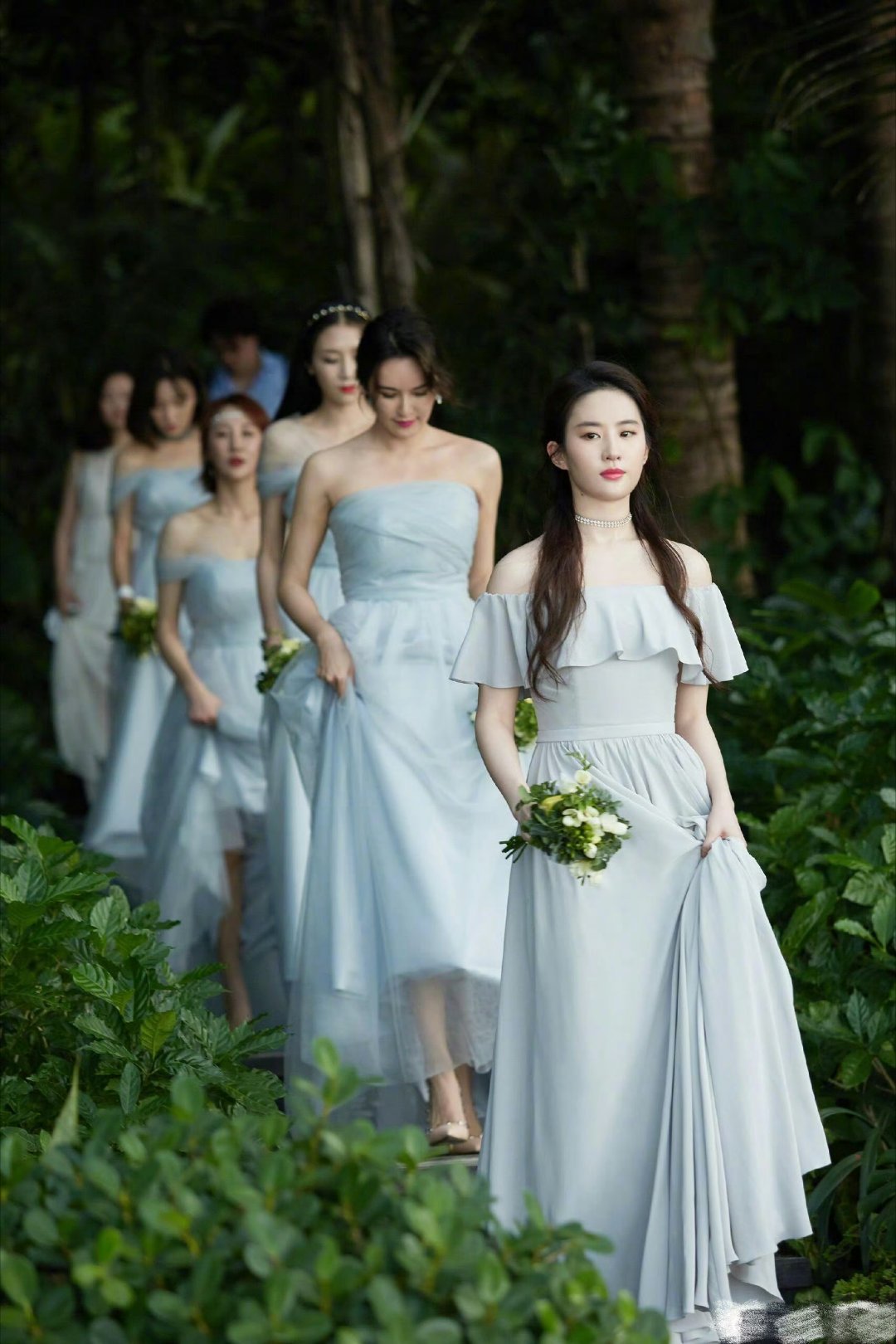伴娘服也能穿出气质，刘亦菲独一份的美​​​