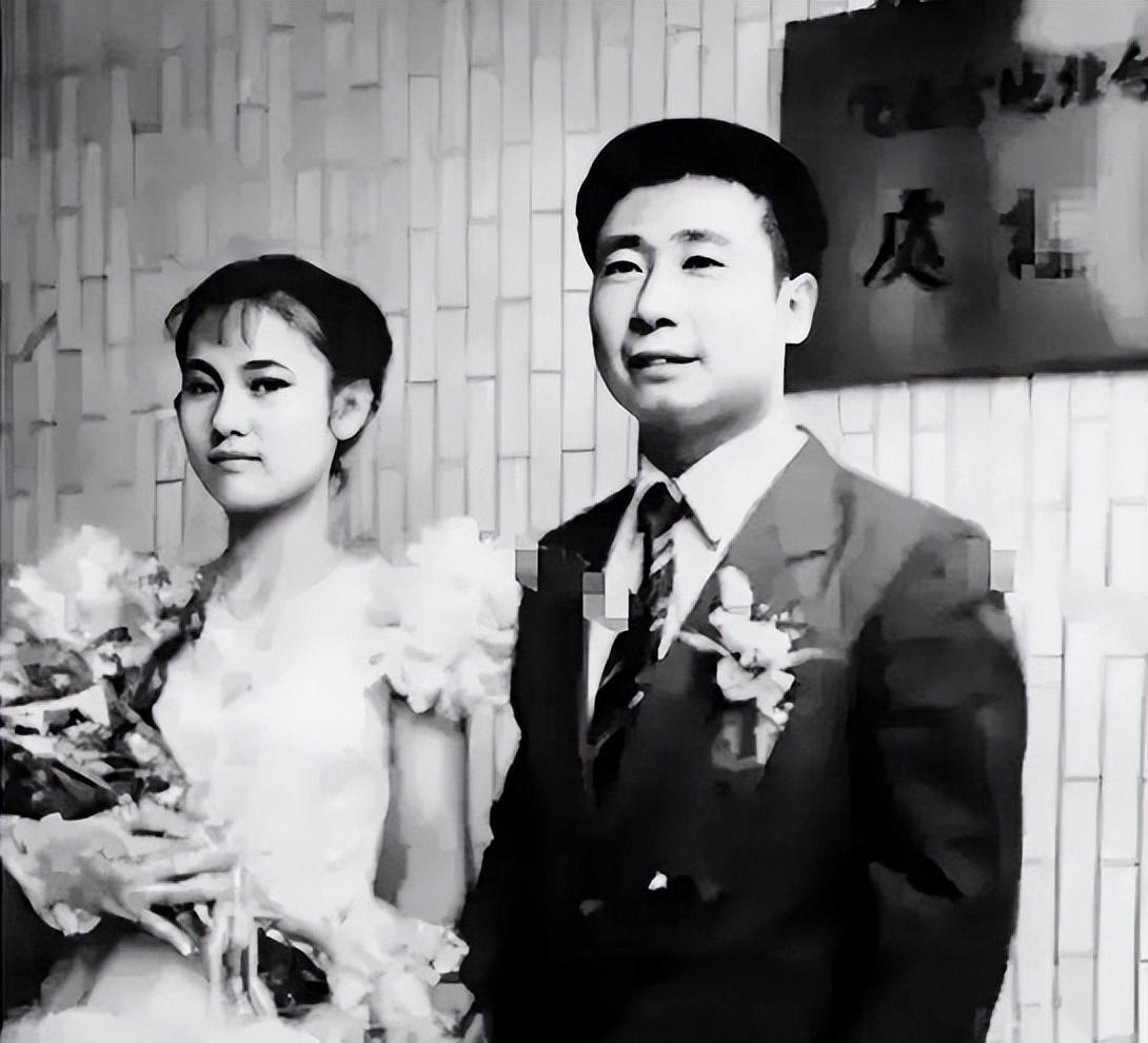 1983年，曾叛逃到台湾的飞行员王学成结婚了，婚礼上，王学成笑得满脸灿烂，开心极