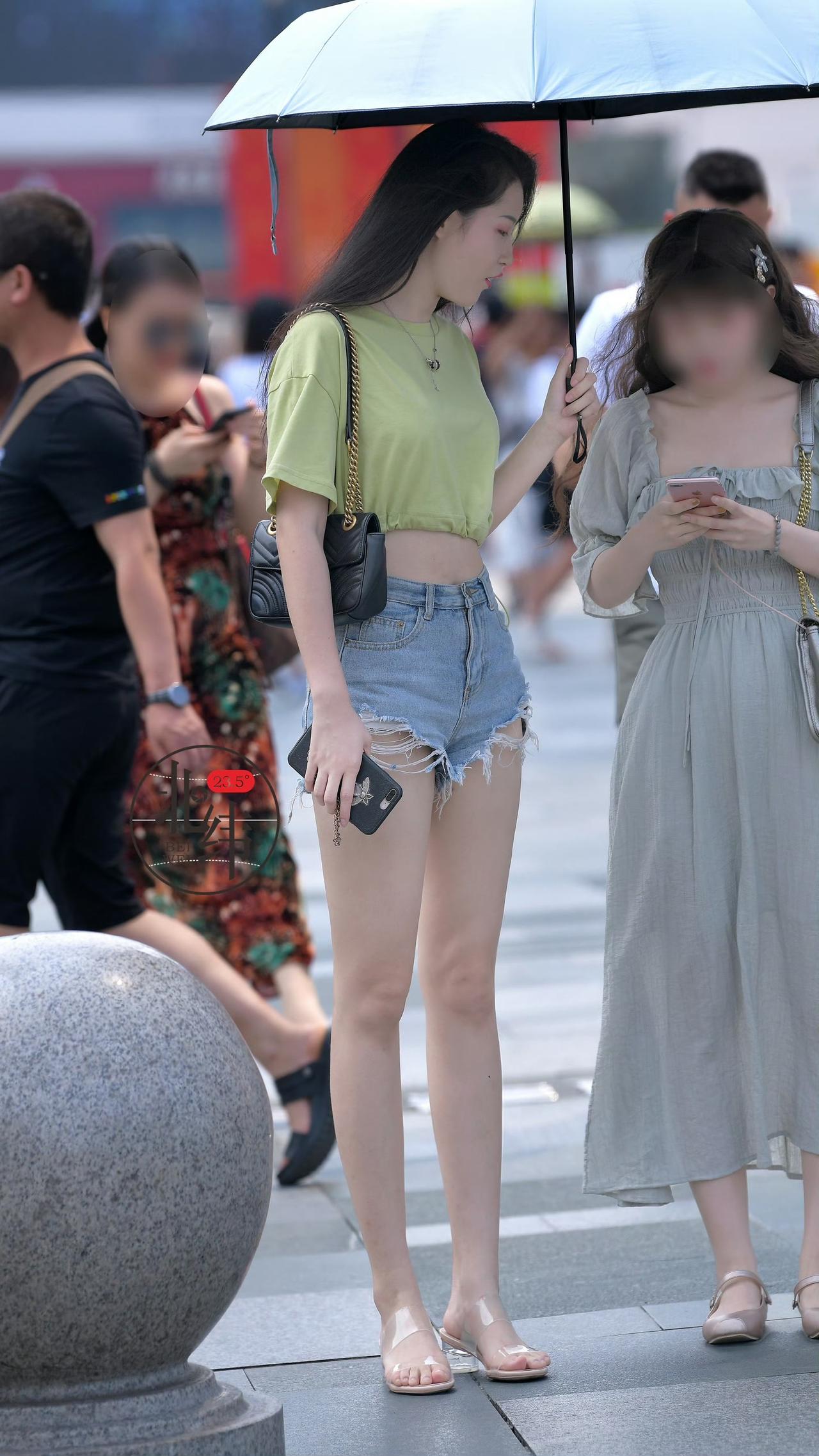 街头冷白皮长腿小姐姐穿着凉鞋好清凉啊！长腿女神穿搭冷白皮穿搭技巧长腿御姐穿搭