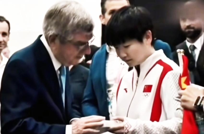 真没想到莎莎的好朋友巴赫先生，也来参加全运会的开幕式。巴赫特别喜欢莎莎，