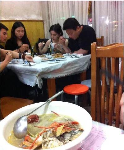 看到这张照片想起范冰冰给小女孩擦屁股其实从以前的照片可以看出来，女明星也是正