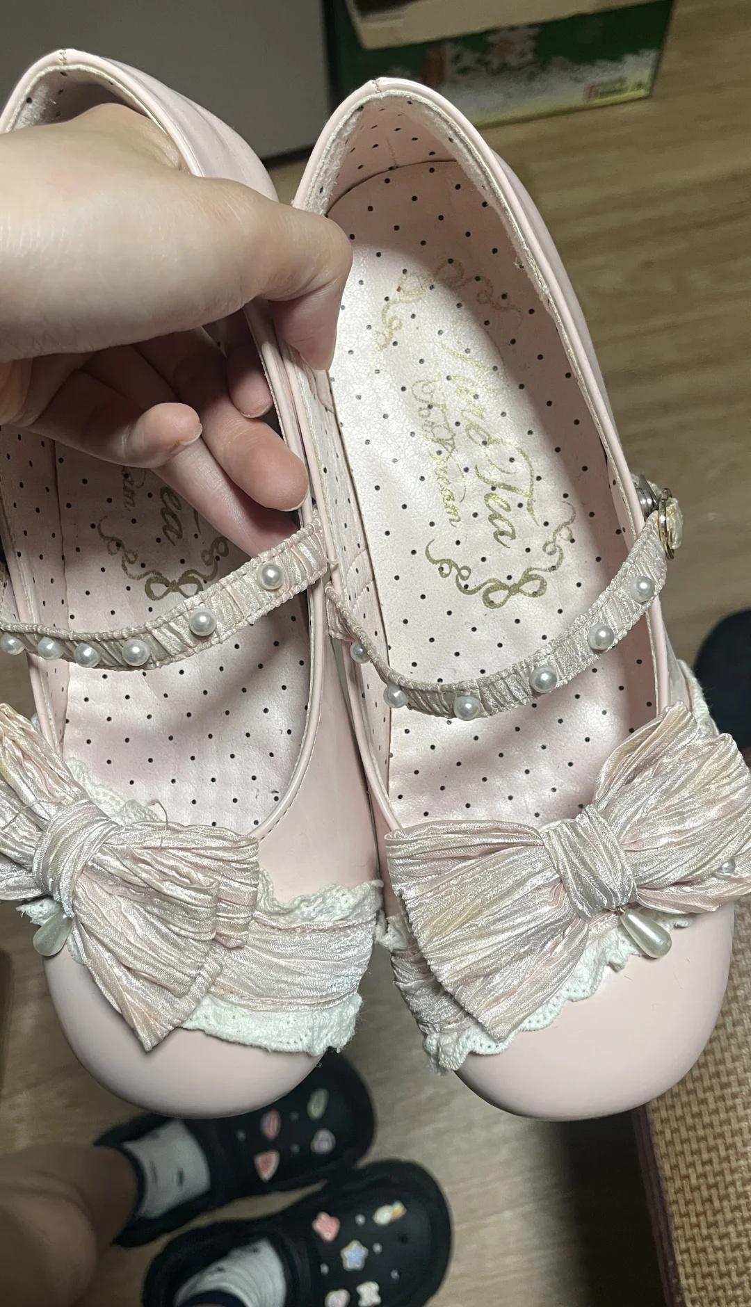 发黄版蝴蝶酥下雨天穿了，洗了蝴蝶结结果发黄了，感觉越洗越黄