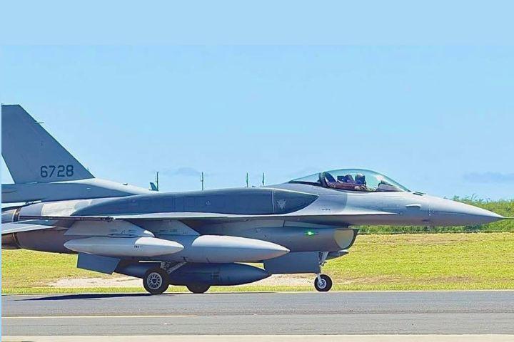 F-16V的雷达至少落后歼-10C两代！导弹落后一代，IRST也是外挂的，整体上