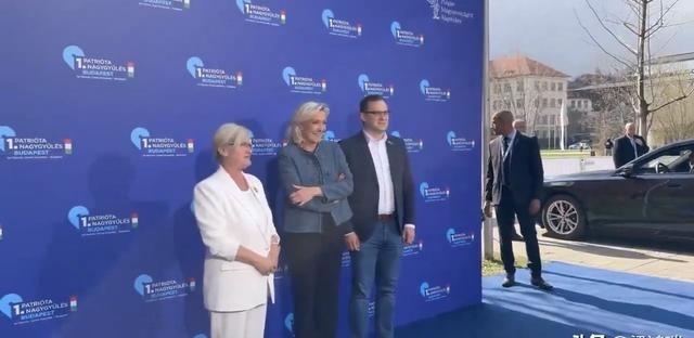 法国的保守派勒庞领导“国民阵线”赢得地方大选后，抵达布达佩斯，参加保守派联盟大会