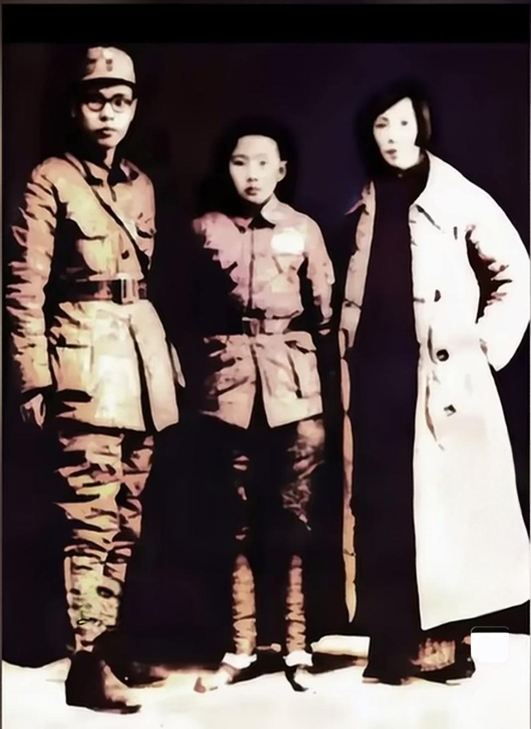 珍藏的老照片分享1937年冬，贺子珍赴苏联看病前，与朱良才（左）警卫员王大成（中